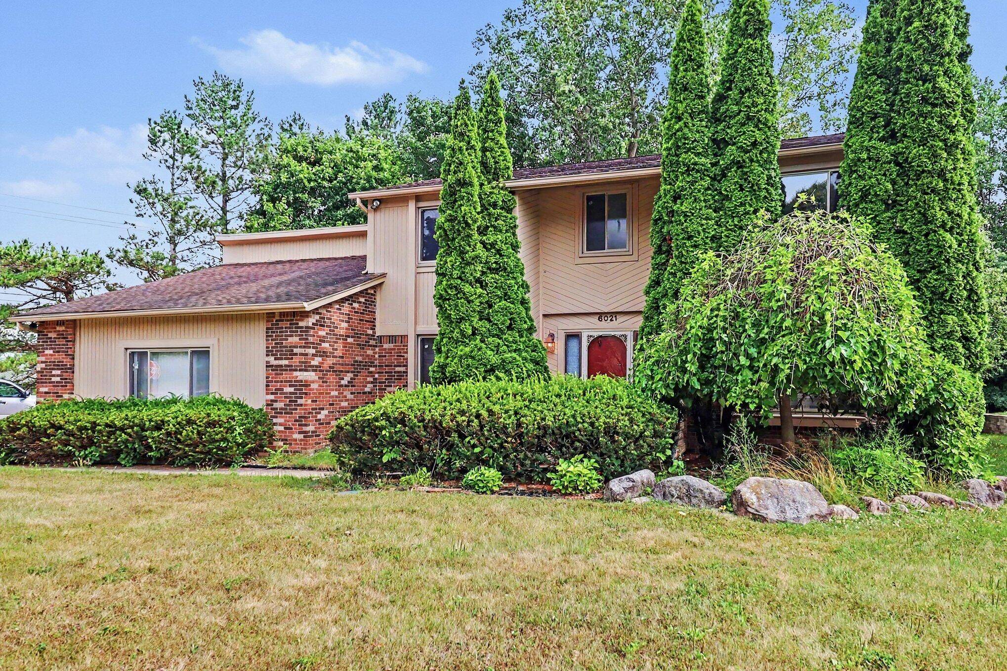 6021 Fairbrook DR, West Bloomfield Twp, MI 48322