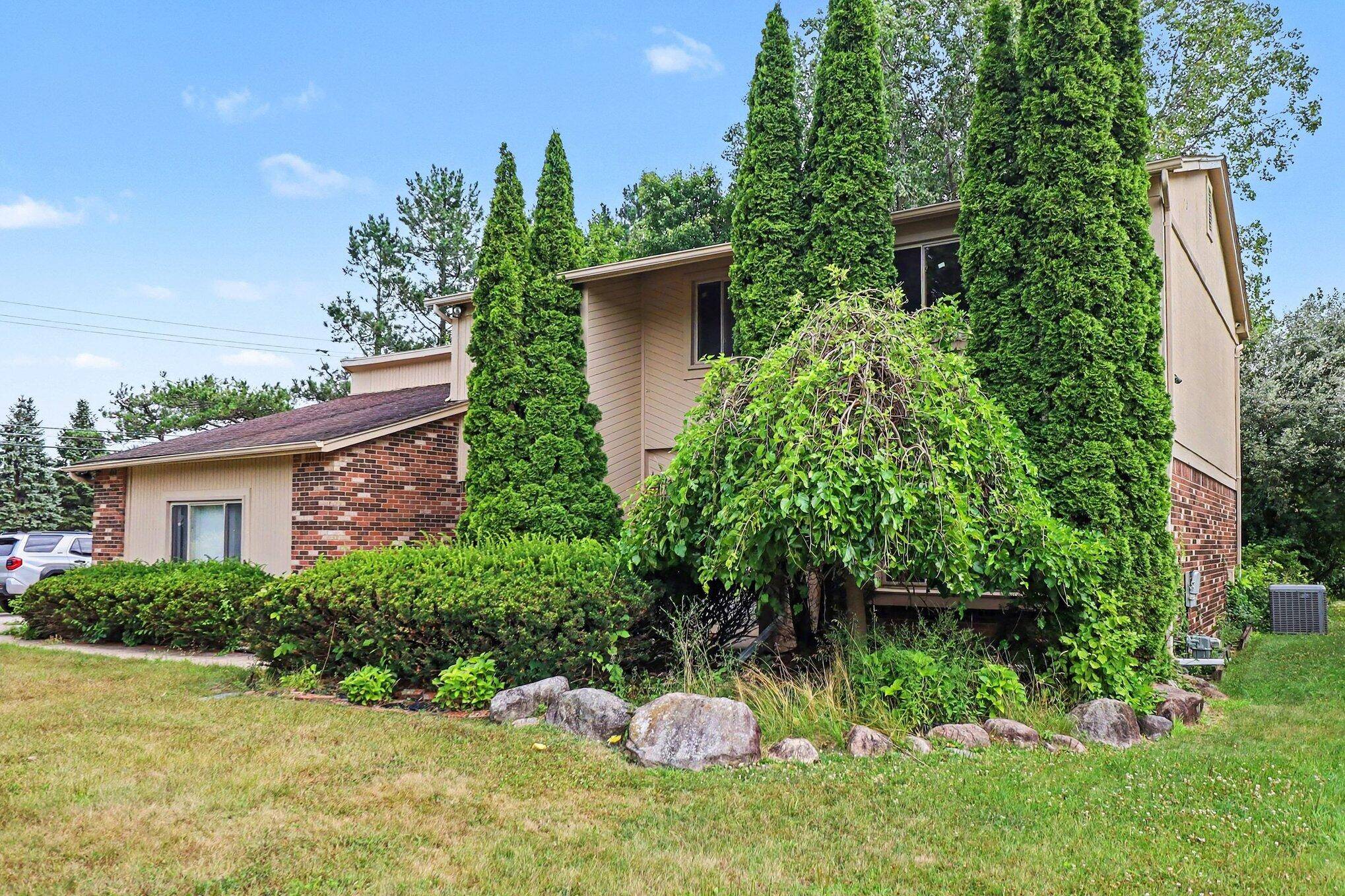 6021 Fairbrook DR, West Bloomfield Twp, MI 48322