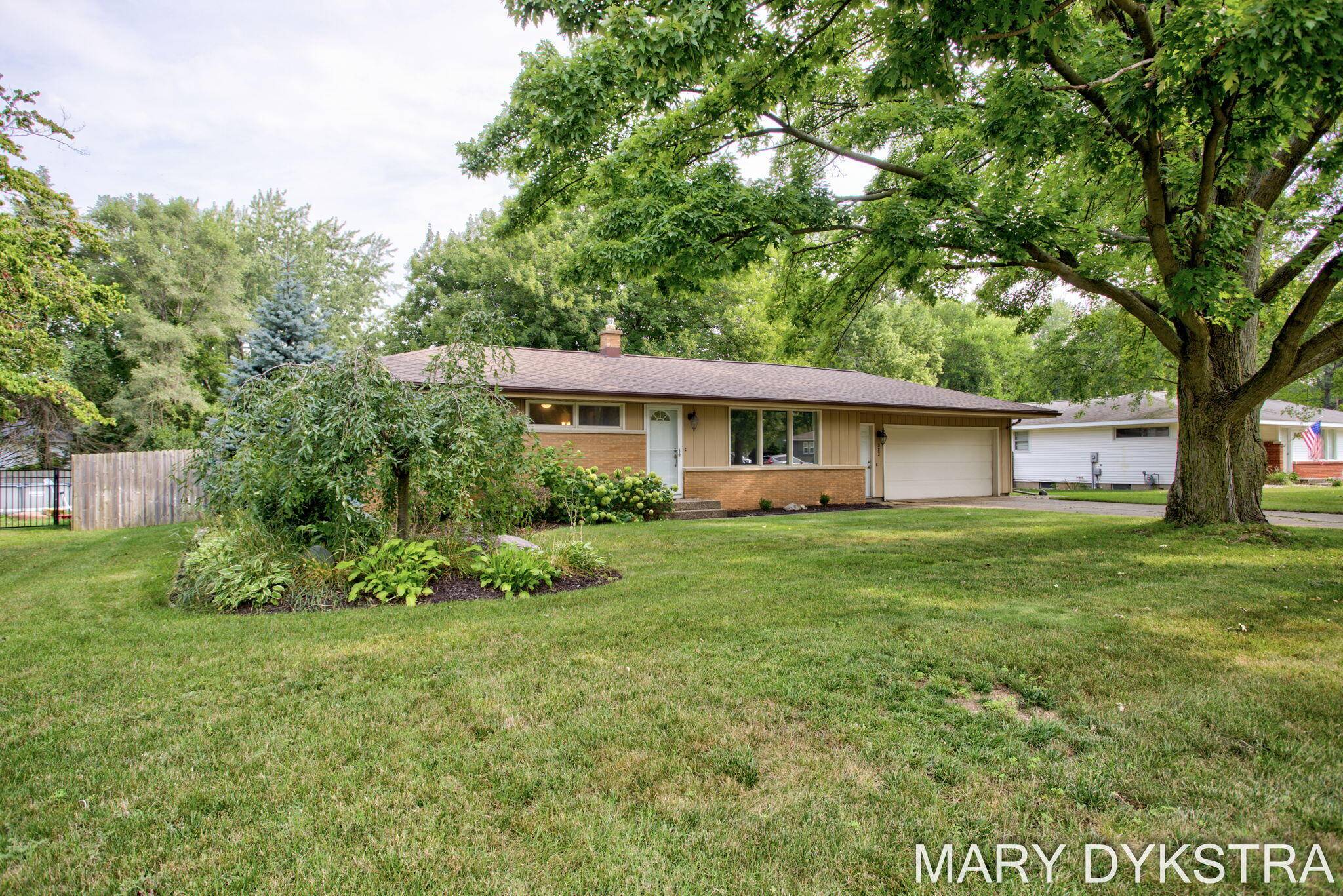585 Huizenga AVE, Zeeland City, MI 49464