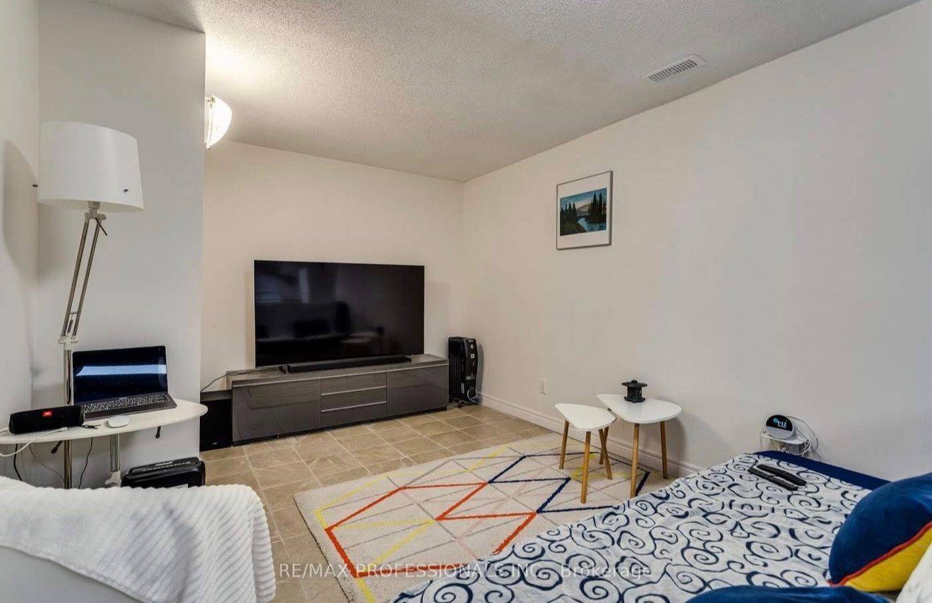 32 Heaver DR, Whitby, ON L1N 8X2