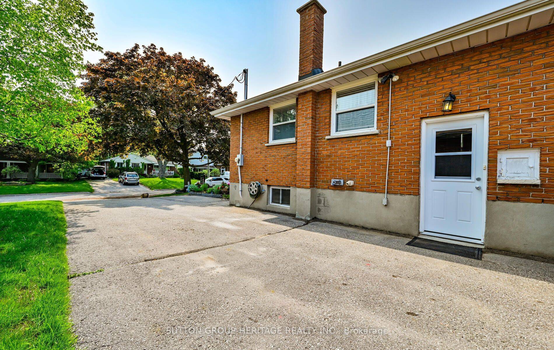 621 Wychwood ST, Oshawa, ON L1G 2T4