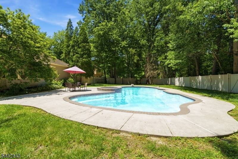 41 Farmhouse Ln, Voorhees Twp., NJ 08043