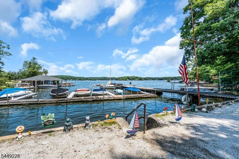 16 Lakeview Rd, Hopatcong Boro, NJ 07843