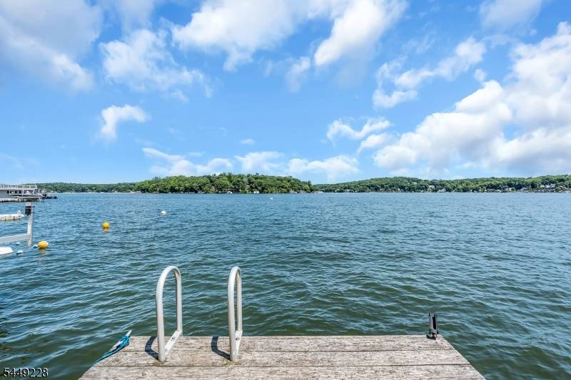 16 Lakeview Rd, Hopatcong Boro, NJ 07843