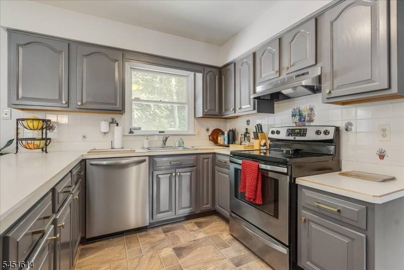 14 Pudding Stone Ln, Jefferson Twp., NJ 07438