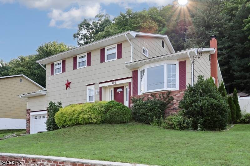 62 Molinari Dr, Wanaque Boro, NJ 07465