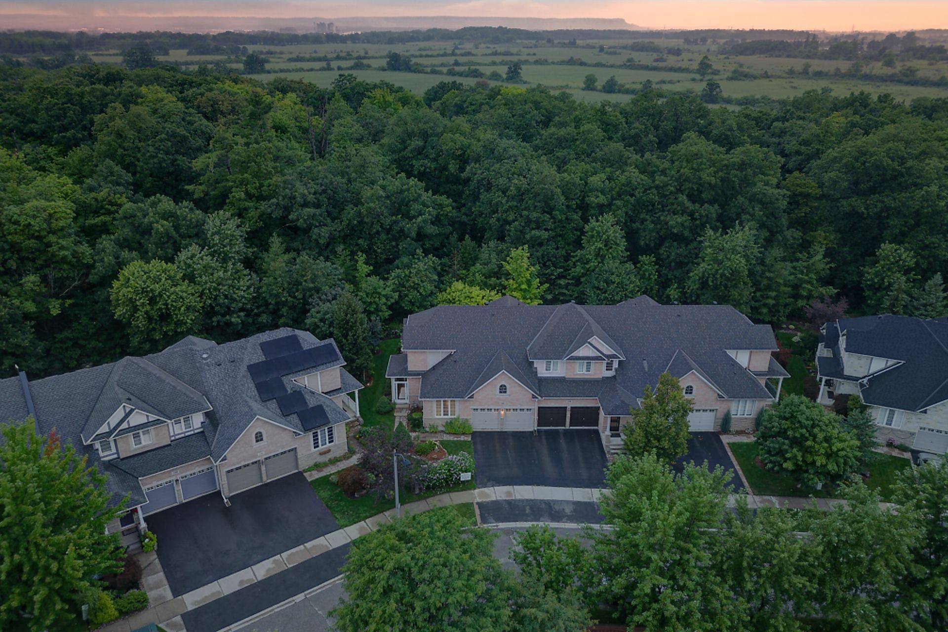 2196 Emily CIR, Oakville, ON L6M 0E5