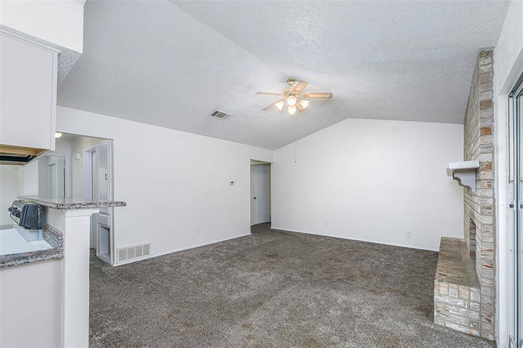 617 Rolling Ridge Court, Azle, TX 76020