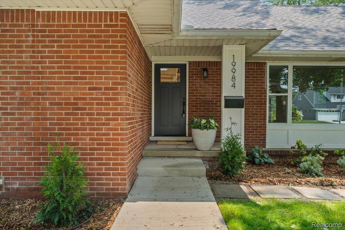 19984 Fairway DR, Grosse Pointe Woods, MI 48236