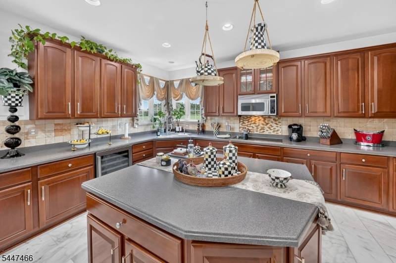 3 Surrey Way, Alexandria Twp., NJ 08867