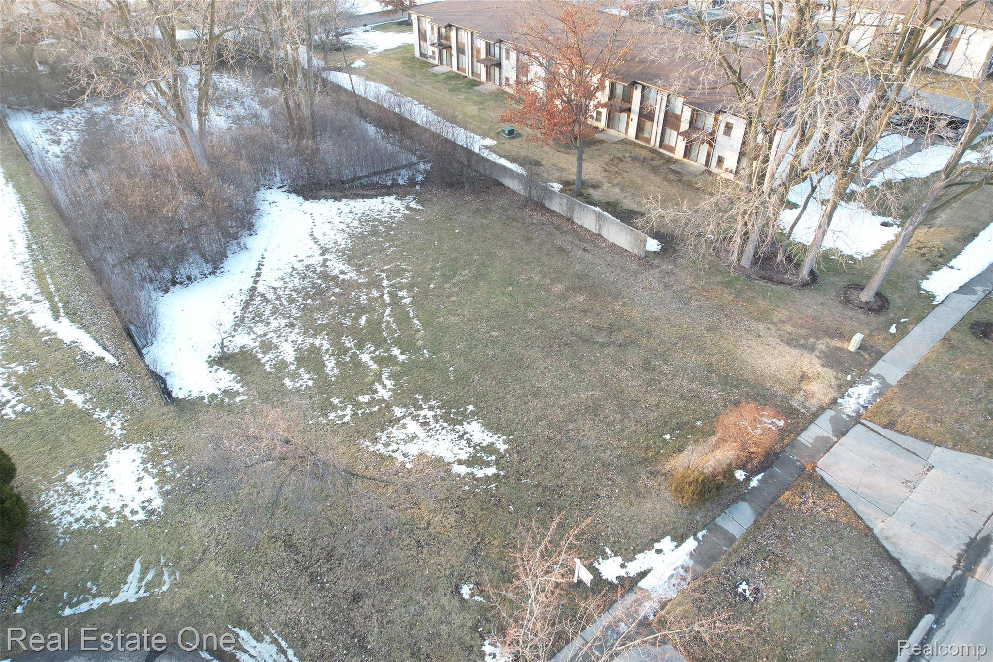 28819 Lahser RD, Southfield, MI 48034