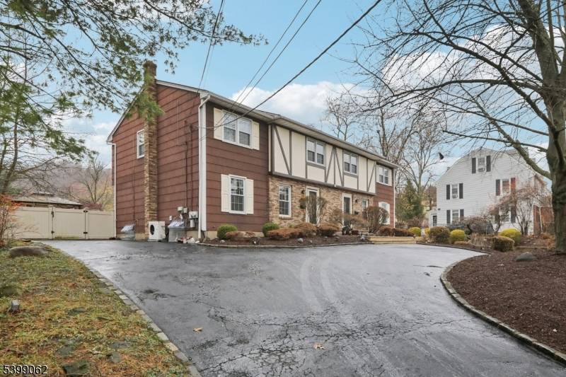 822 Pompton Ave, Cedar Grove Twp., NJ 07009