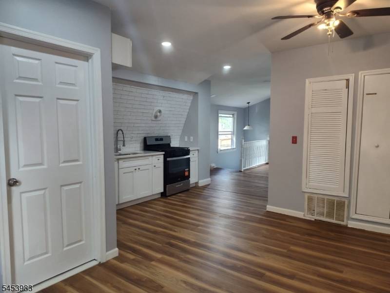 9 William St, Clifton City, NJ 07014