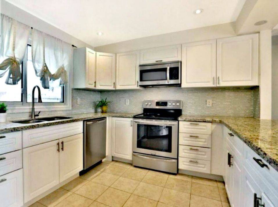 1580 Lancaster DR #29, Oakville, ON L6H 2Z5