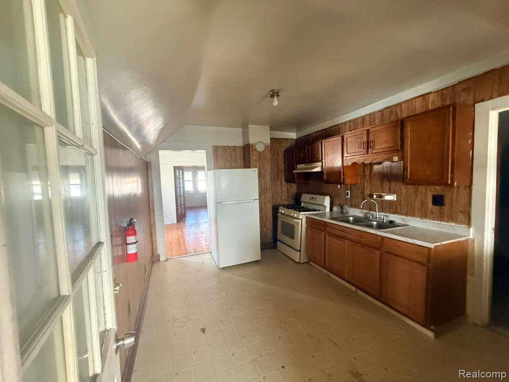 1957 Yemans ST, Hamtramck, MI 48212