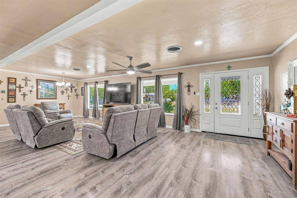 816 S Texas Street, De Leon, TX 76444