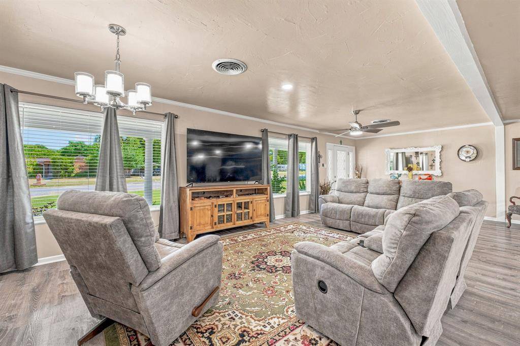 816 S Texas Street, De Leon, TX 76444