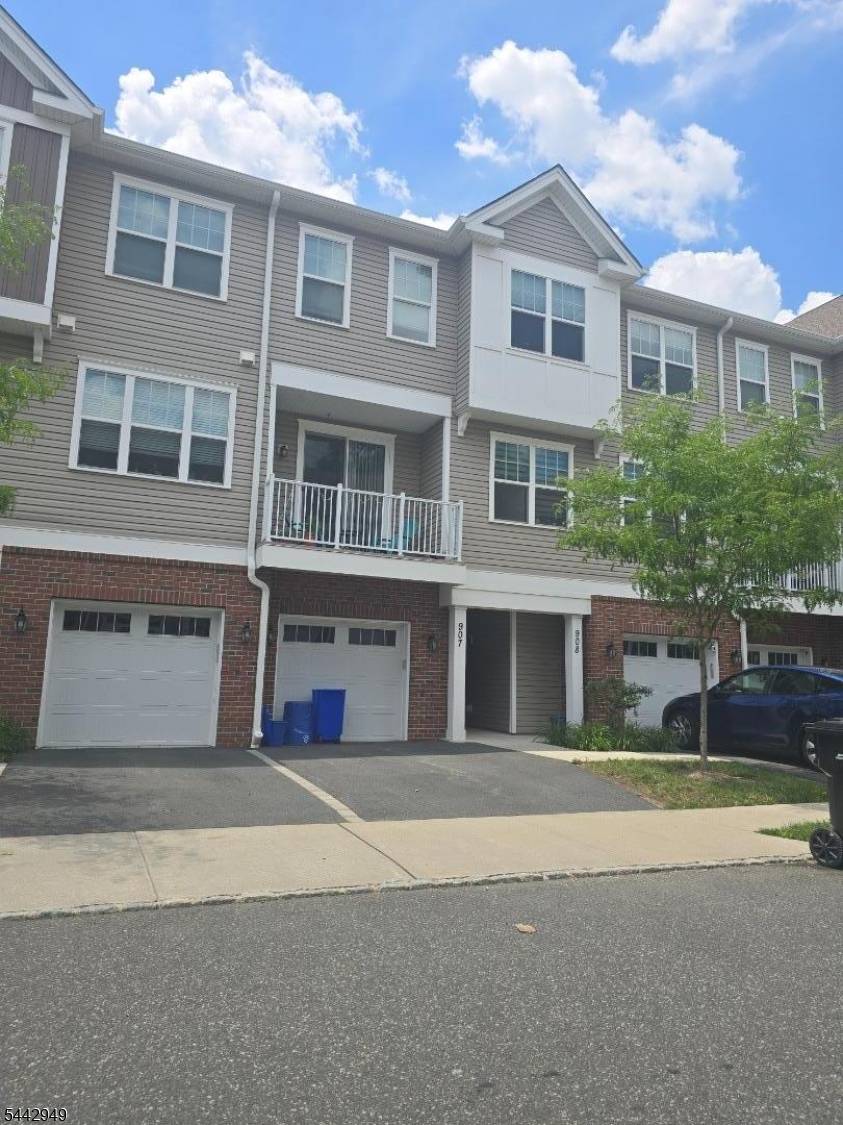 907 Greenland Sq, Highland Park Boro, NJ 08904