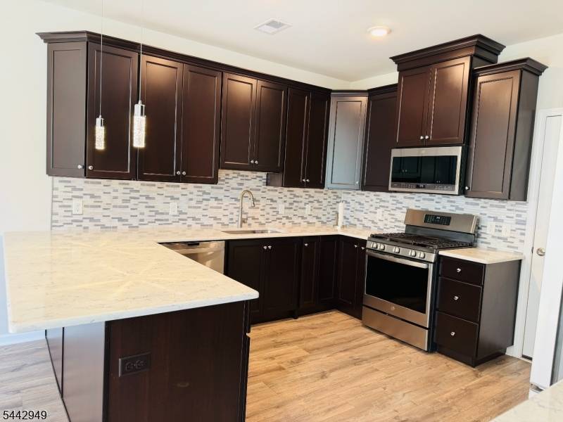 907 Greenland Sq, Highland Park Boro, NJ 08904