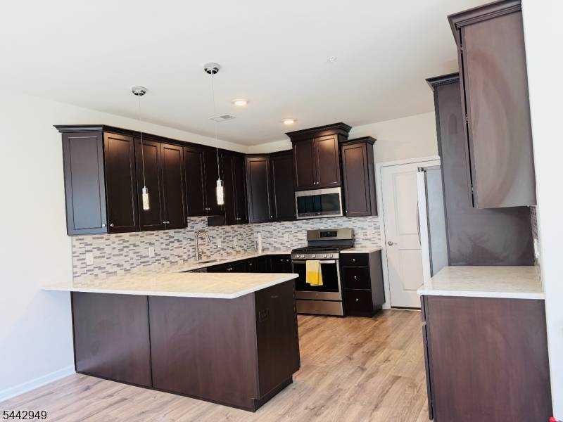 907 Greenland Sq, Highland Park Boro, NJ 08904