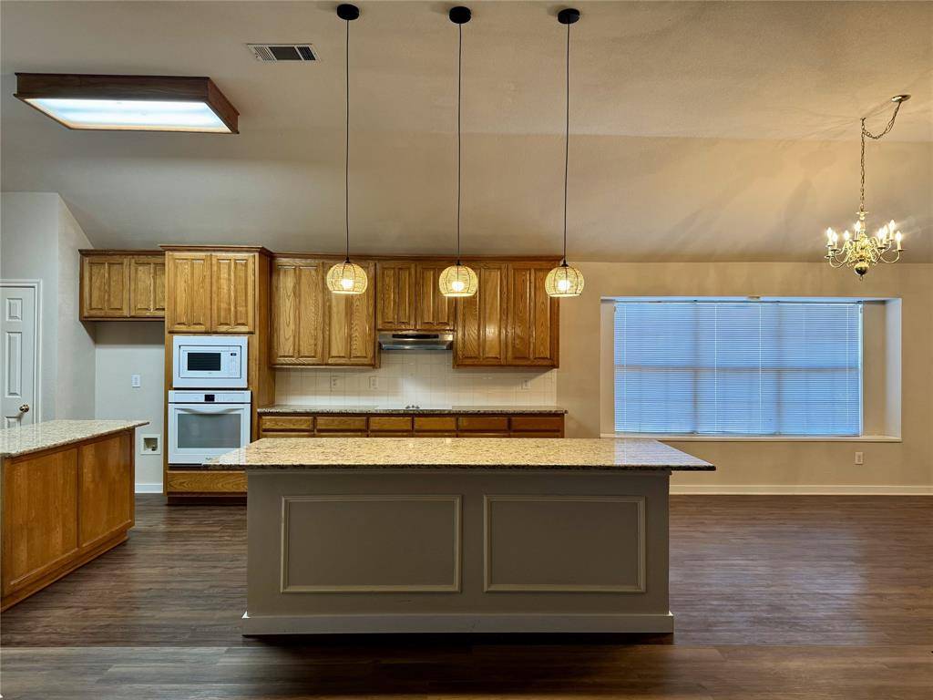 215 Springpark Drive, Arlington, TX 76014
