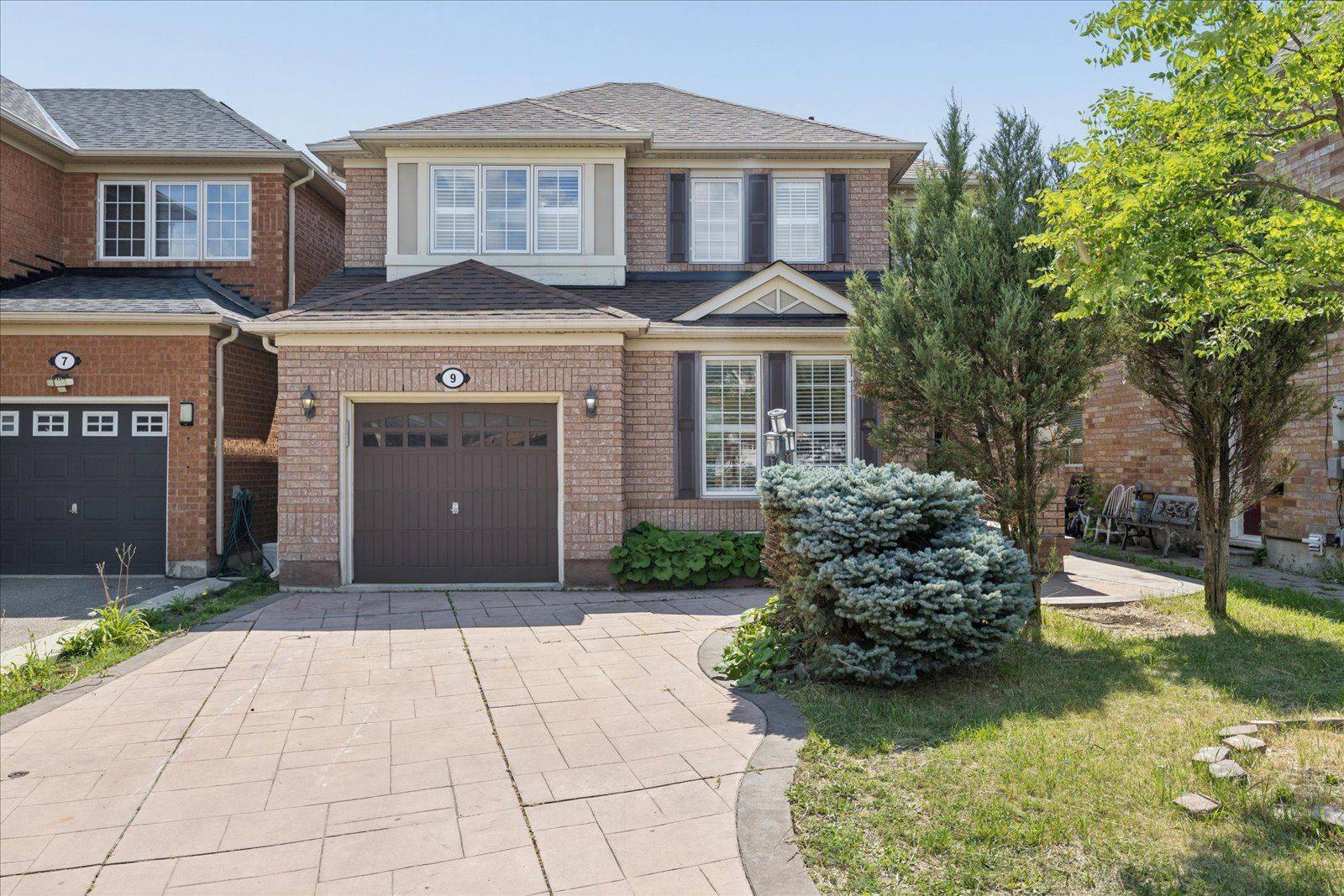 9 Raccoon ST, Brampton, ON L6S 6L8