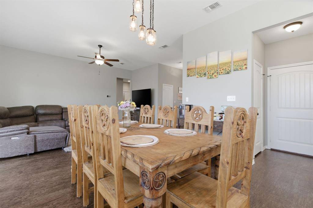 711 Hadley Lane, Valley View, TX 76272