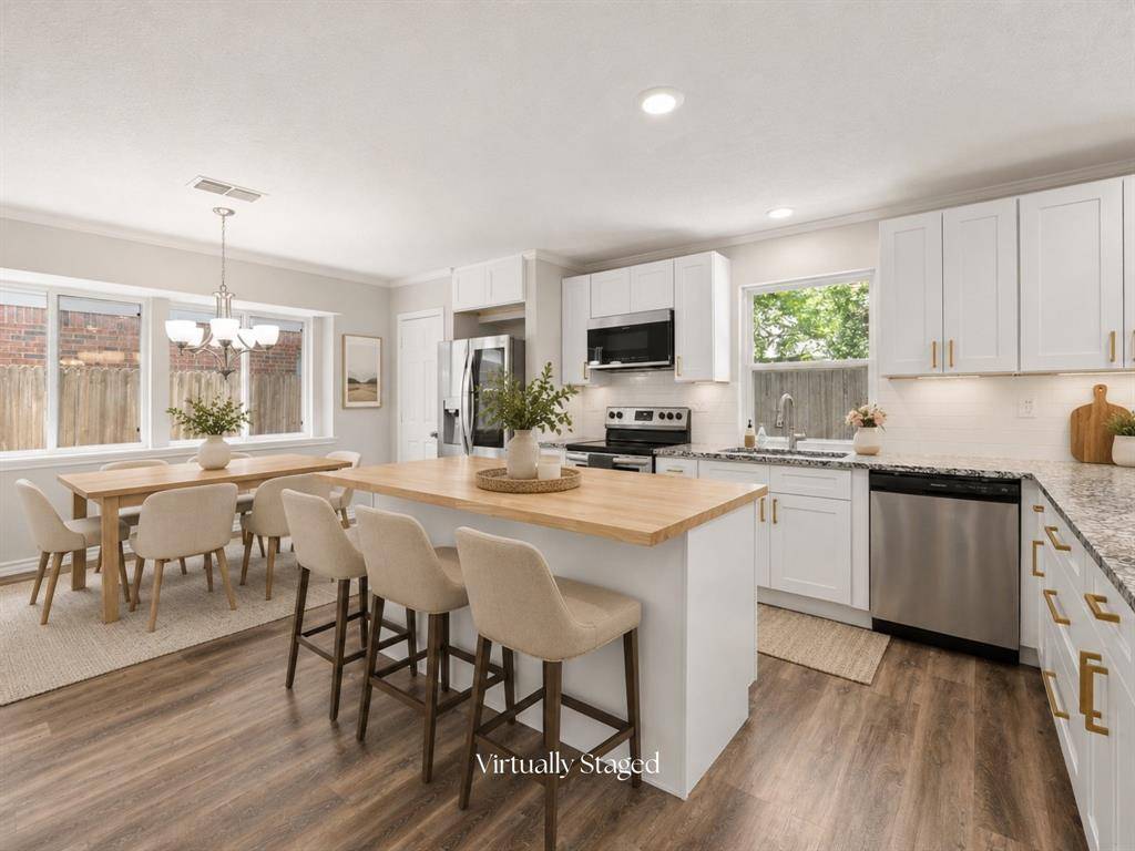 2216 Reverchon Drive, Arlington, TX 76017