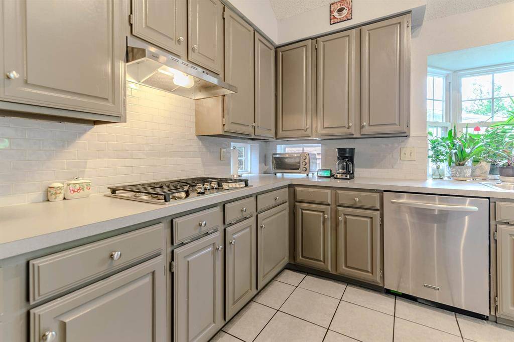 2206 S Branch Drive, Arlington, TX 76001