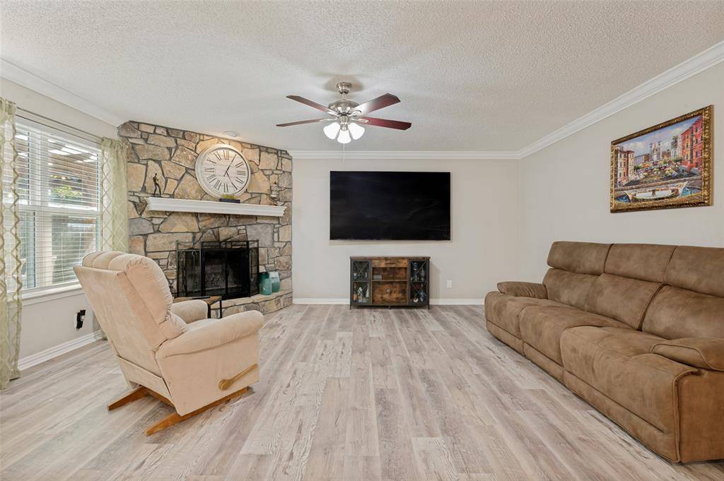 3217 Meadow Wood Lane, Bedford, TX 76021