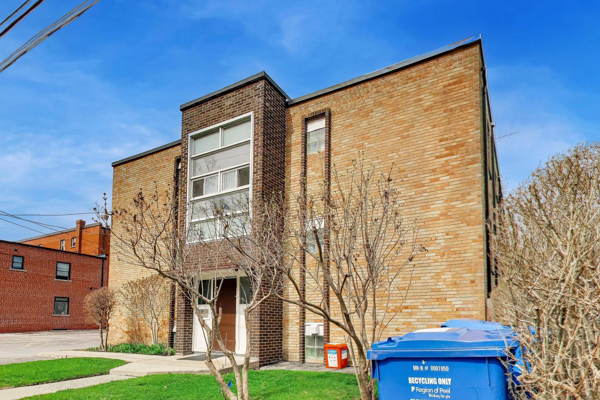 7 Elmwood AVE S #9, Mississauga, ON L5G 3J6