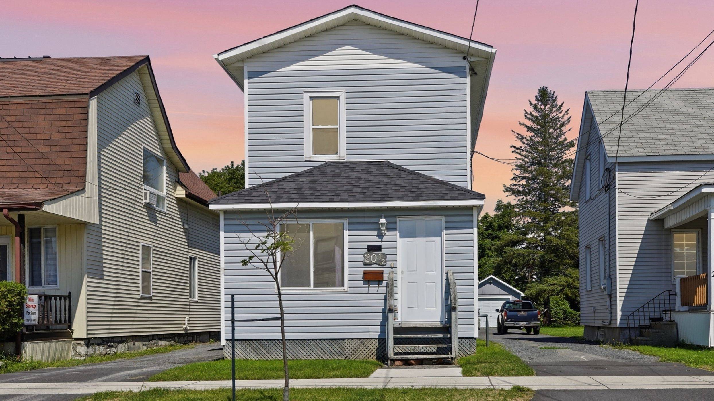20 1/2 Lawrence AVE, Cornwall, ON K6H 5R5