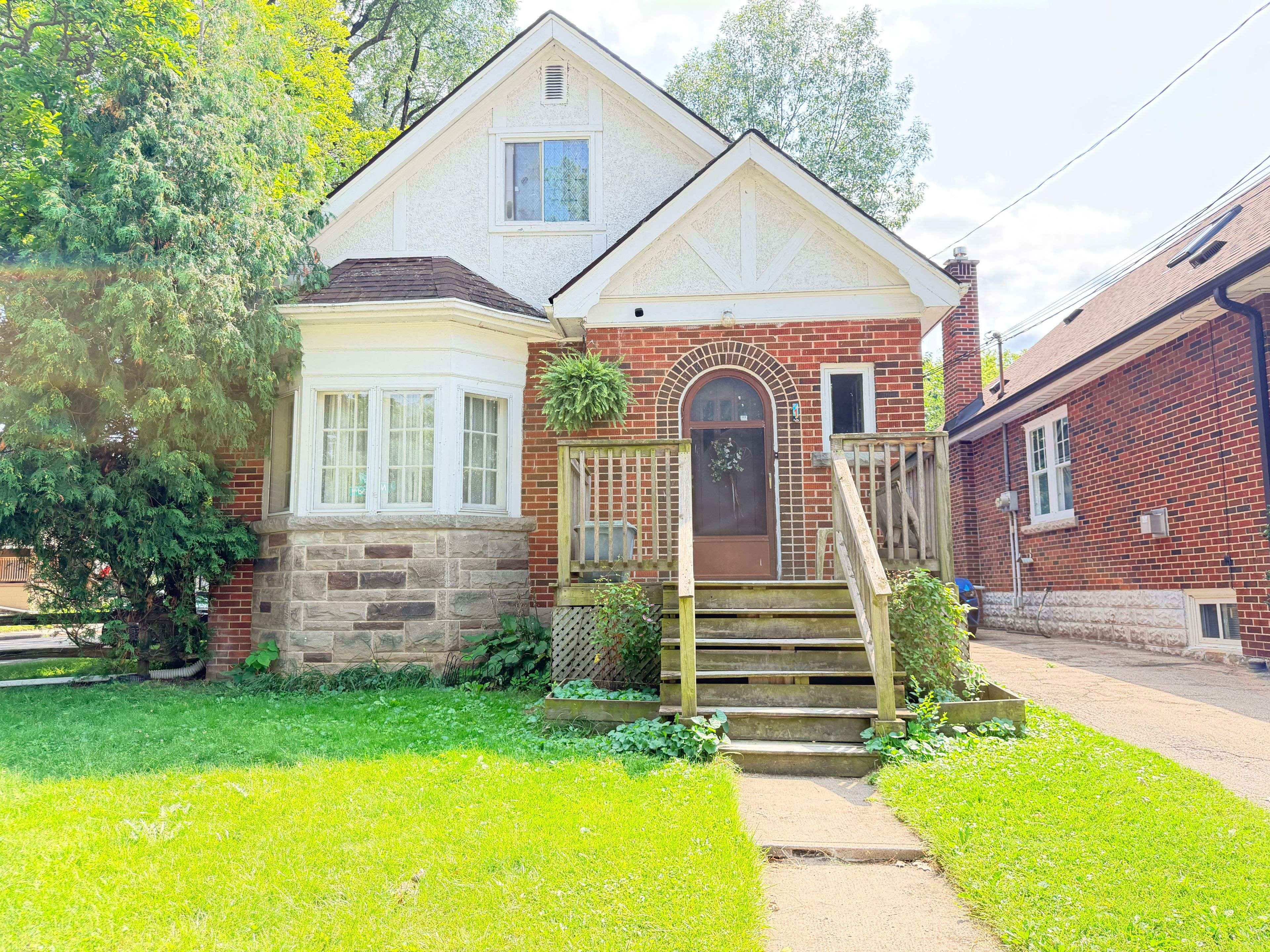 1 Norwood RD, Hamilton, ON L8S 3P8