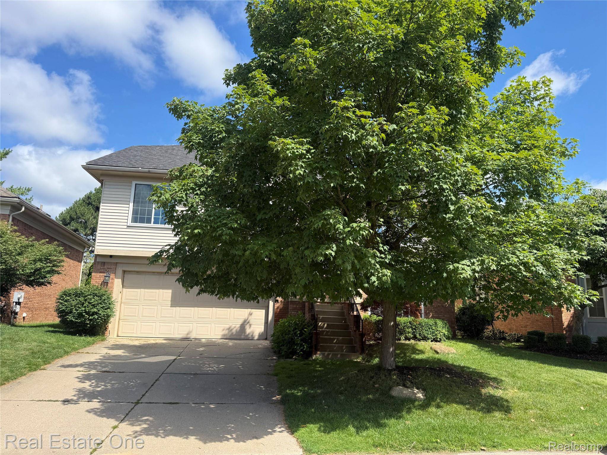 3068 Bridlewood DR, Oakland Charter Township, MI 48306
