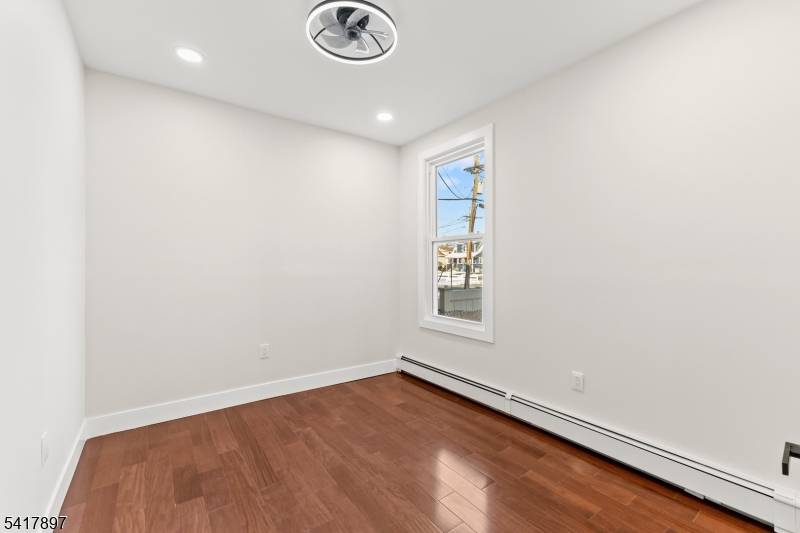 633 Lafayette Ave, Hawthorne Boro, NJ 07506