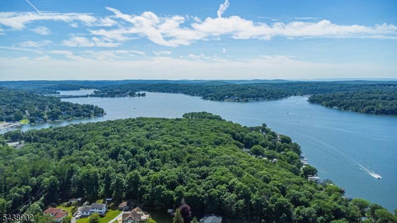 4 Hover Dr, Mount Arlington Boro, NJ 07856