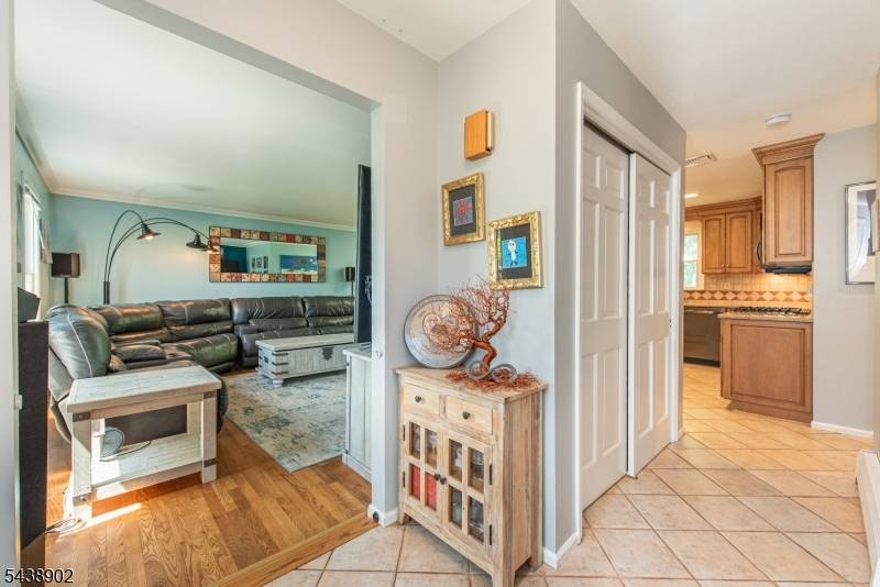 4 Hover Dr, Mount Arlington Boro, NJ 07856