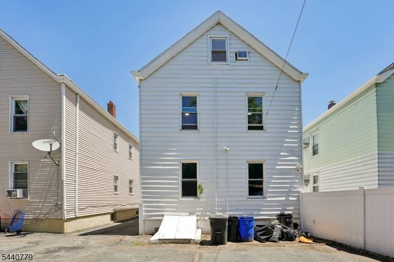 31 Blakely Pl, Garfield City, NJ 07026