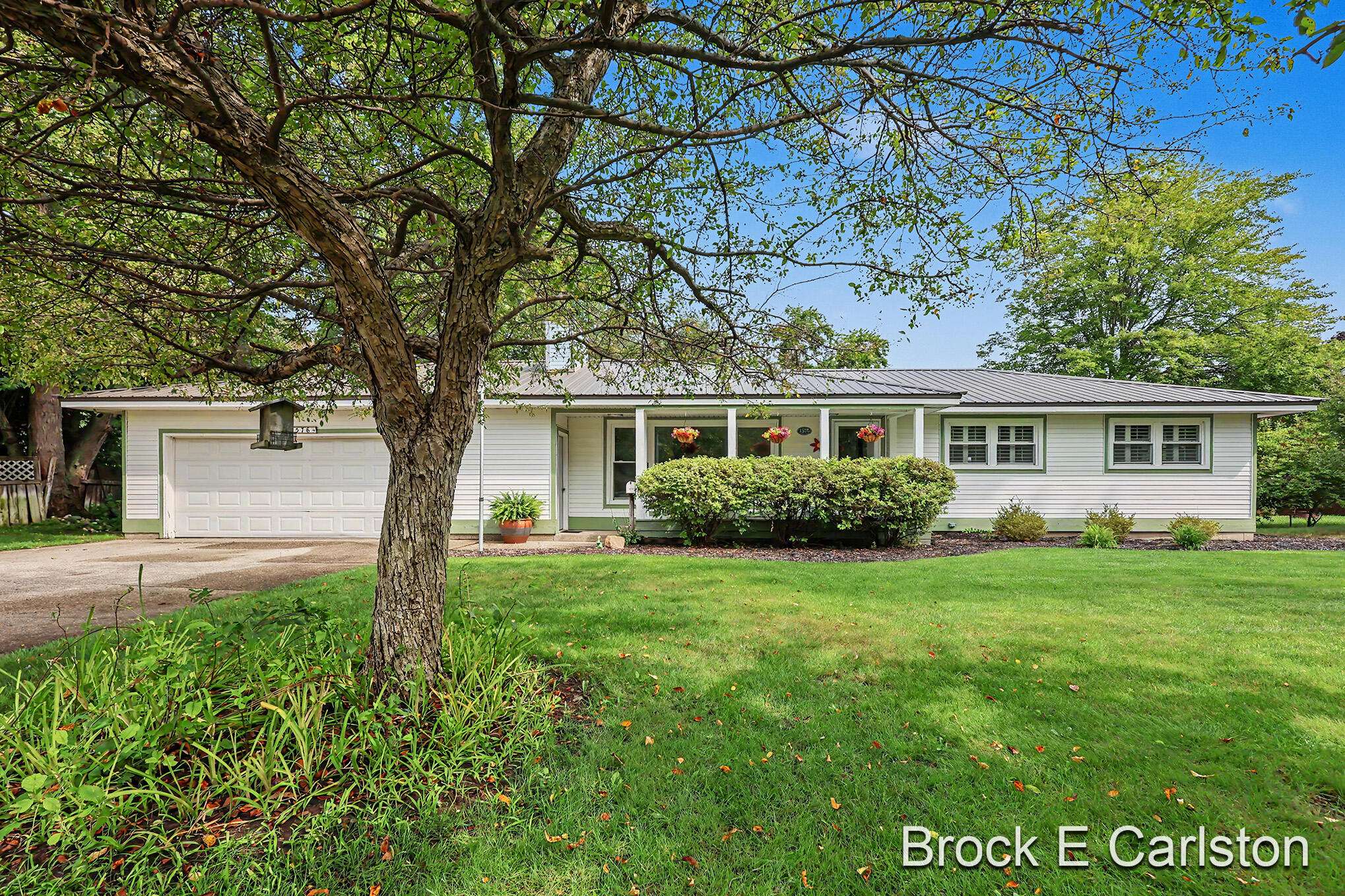1576 Hendrick RD, Norton Shores City, MI 49441