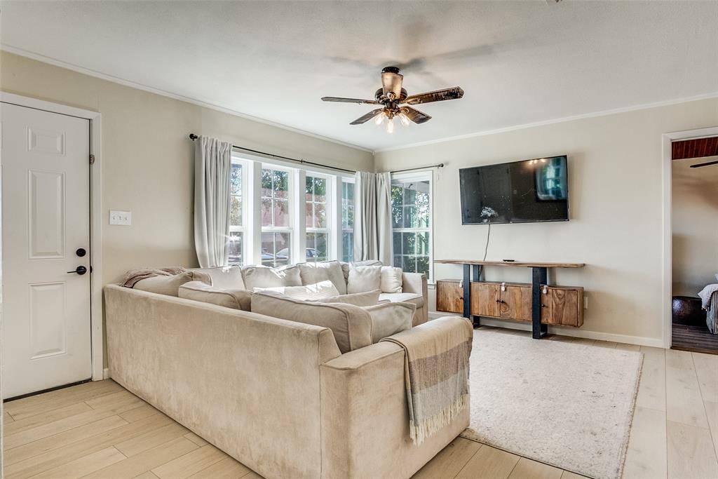 910 Norton Street, Weatherford, TX 76086