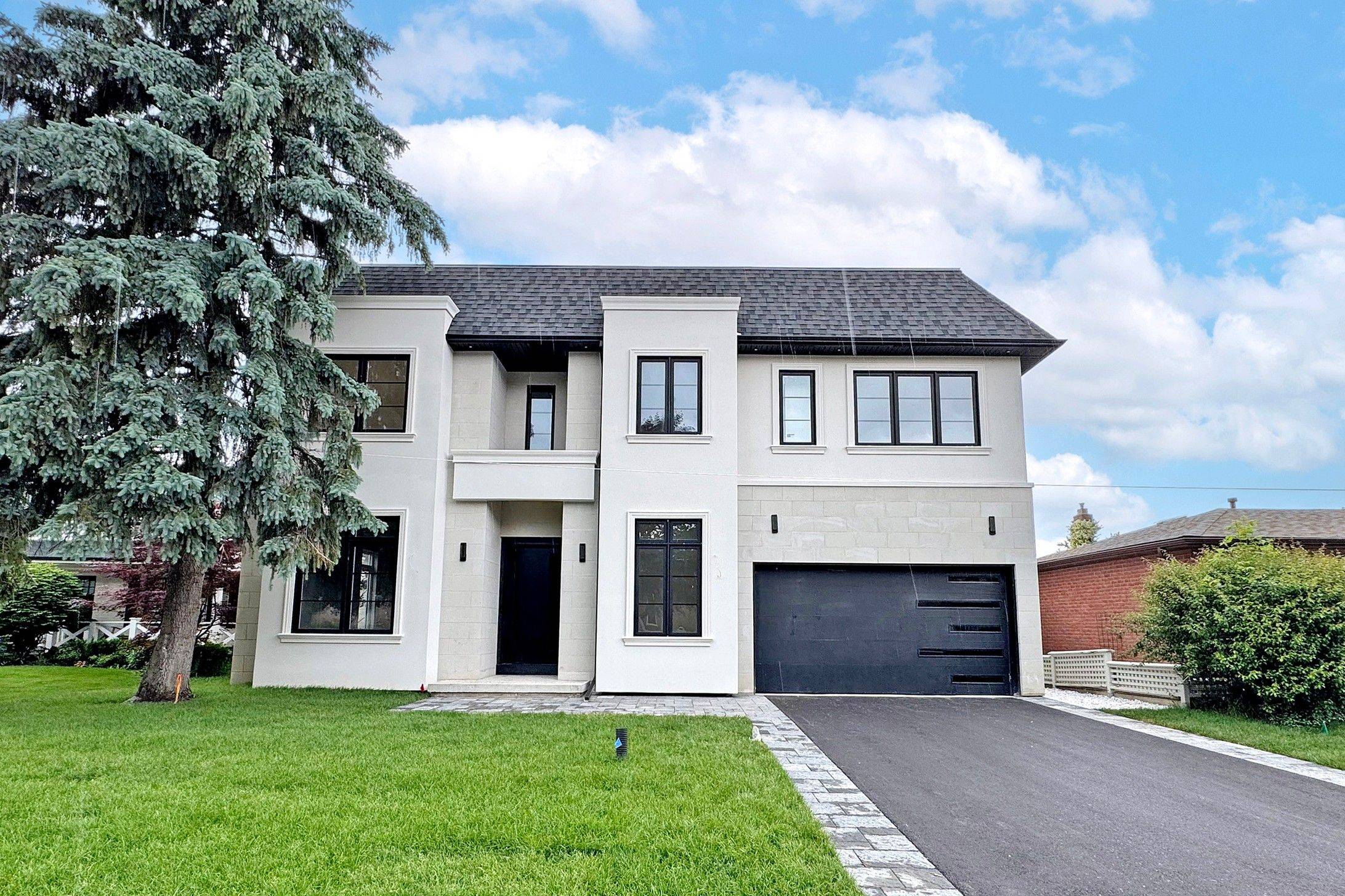 32 Cossar AVE, Aurora, ON L4G 3N8