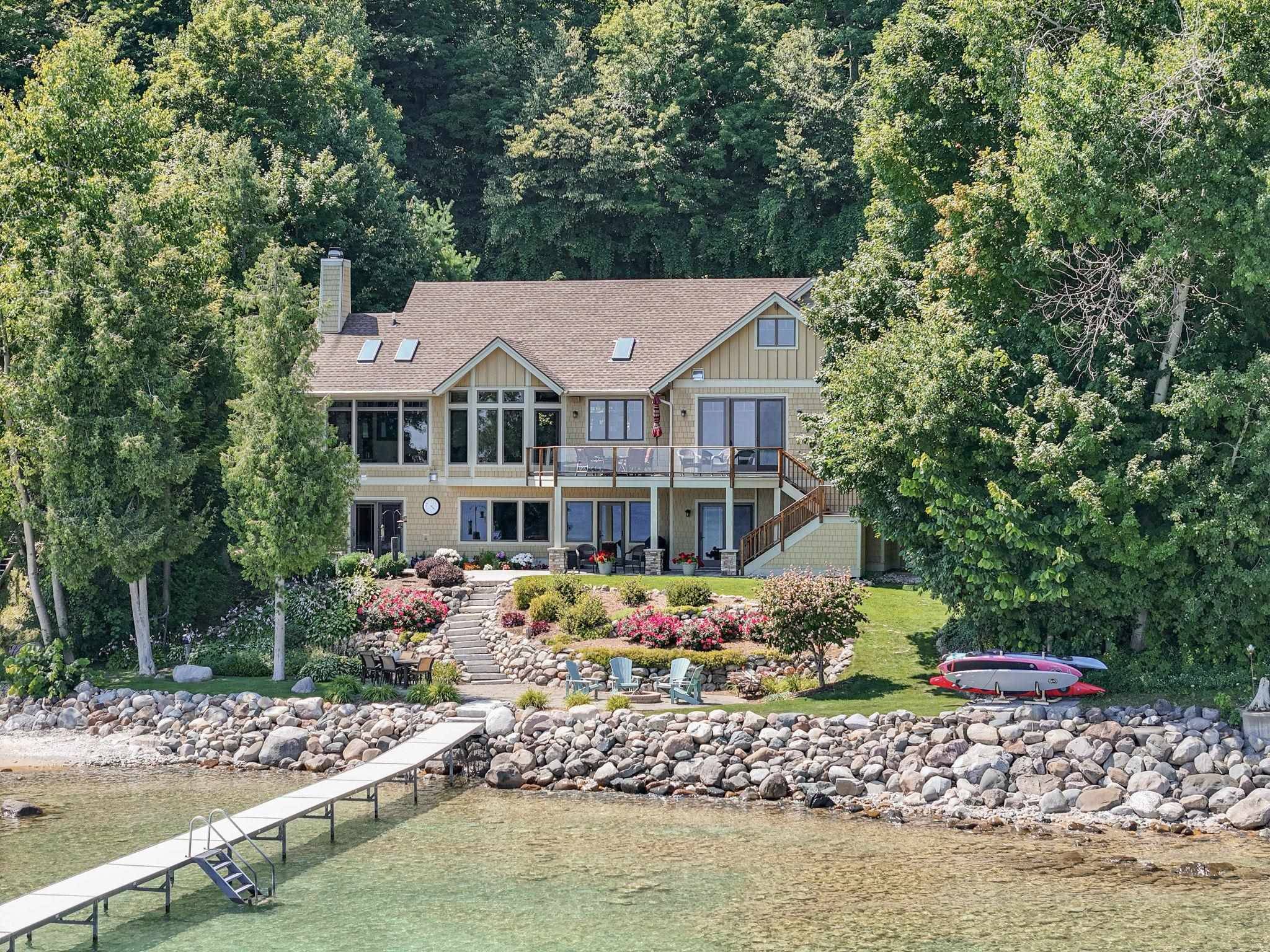 875 S Nanagosa TRL, Suttons Bay Twp, MI 49682