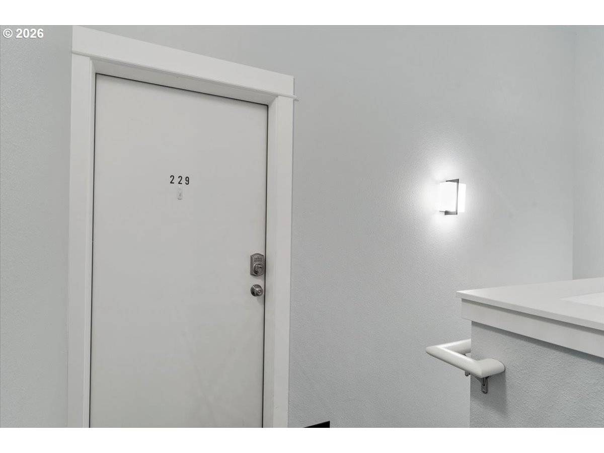 229 COMMERCIAL ST NE, Salem, OR 97301