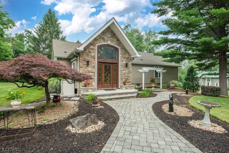 1 Evergreen Dr, Chester Twp., NJ 07930