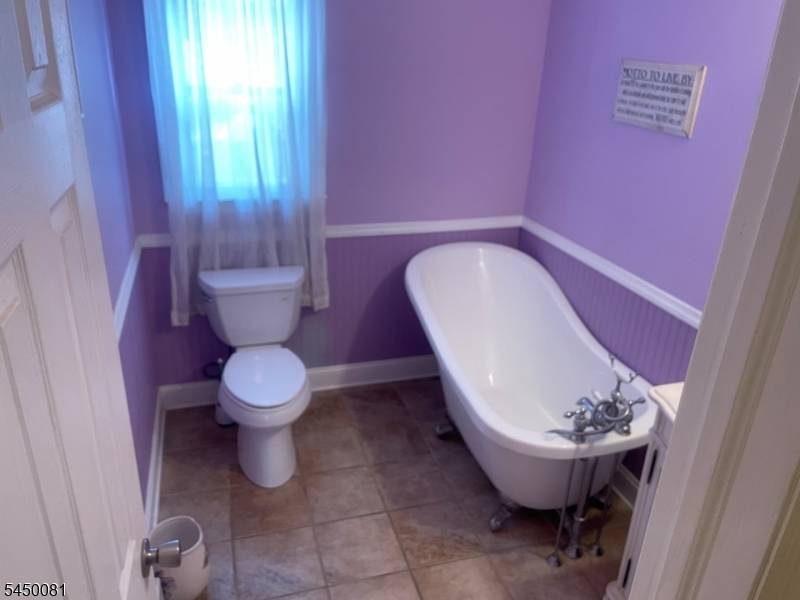 8 Diana Ct, Lebanon Twp., NJ 07830