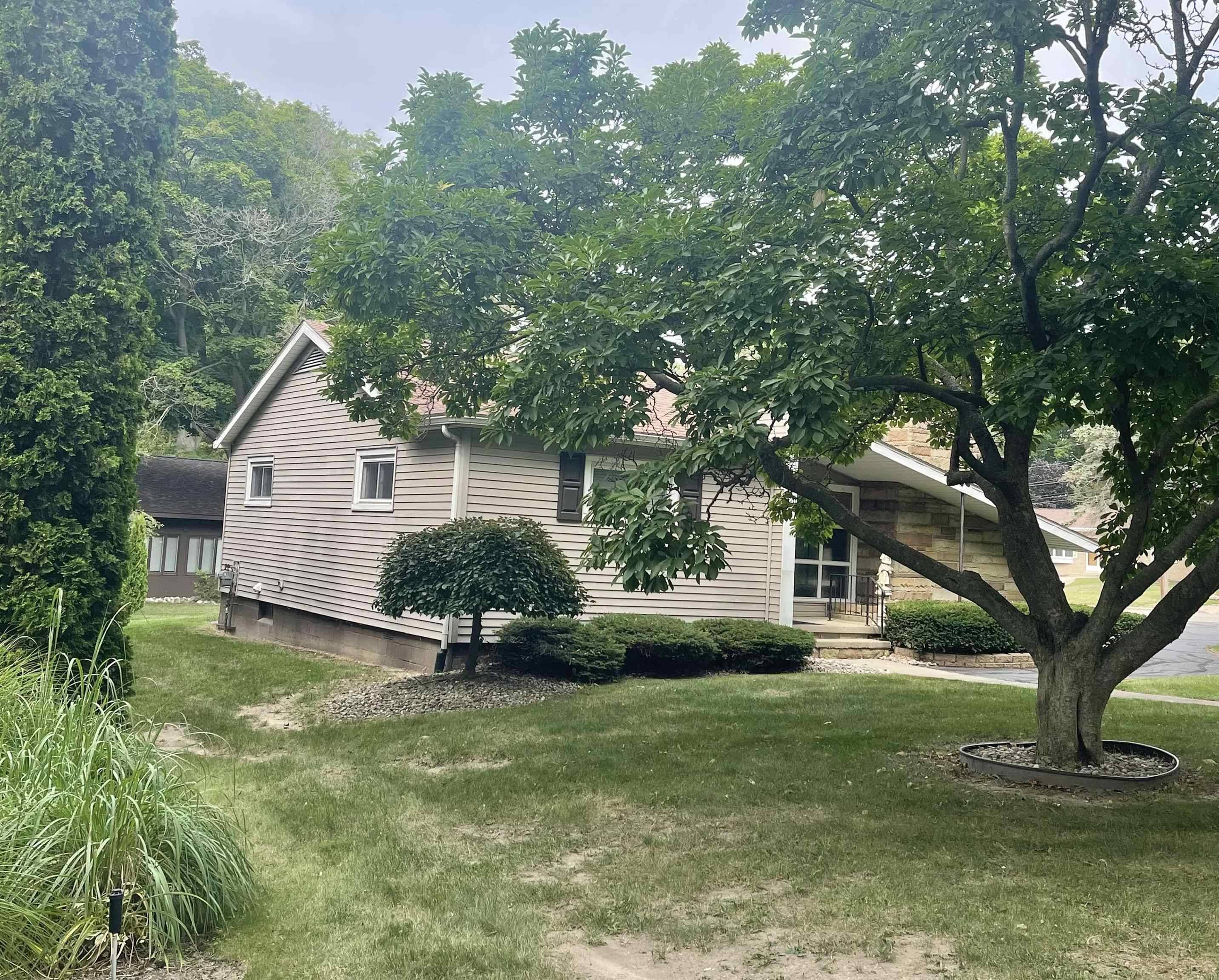 1202 W Oliver ST, Owosso, MI 48867