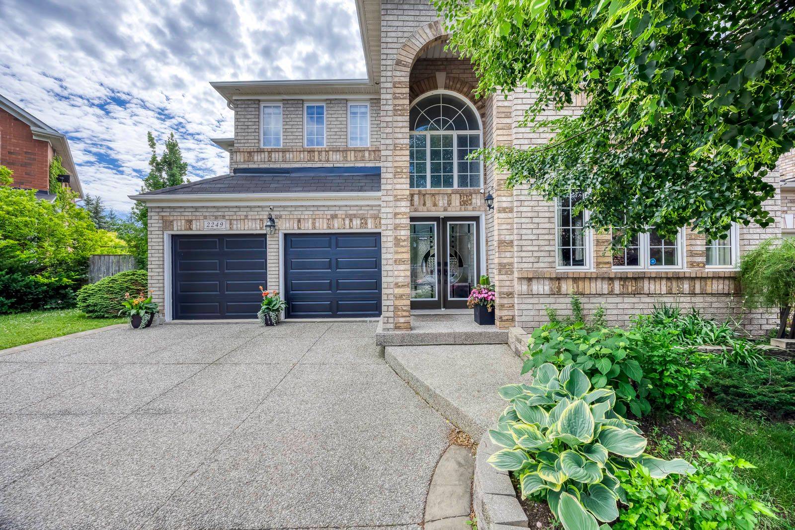 2249 Glazebrook CIR, Oakville, ON L6M 5B5