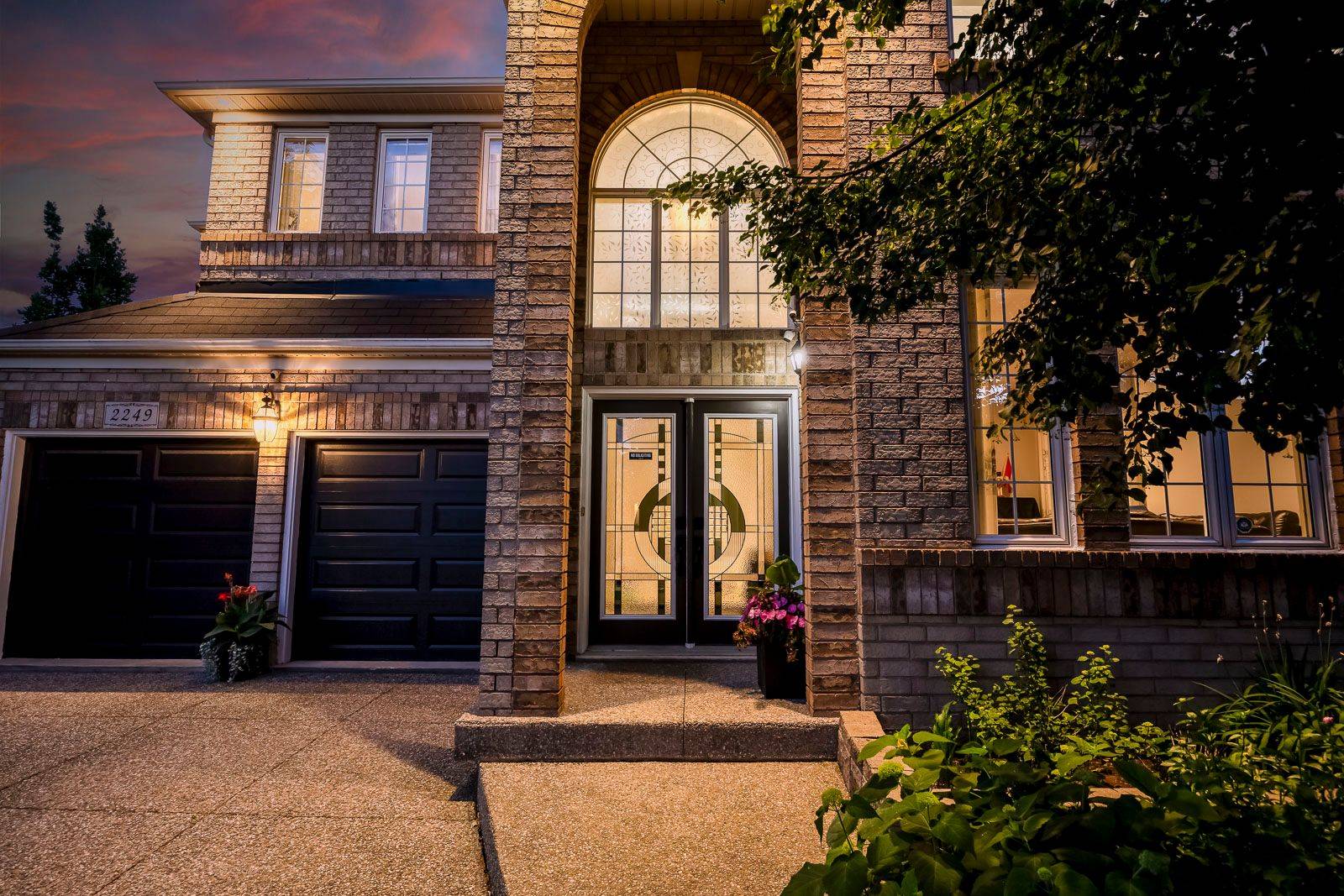 2249 Glazebrook CIR, Oakville, ON L6M 5B5