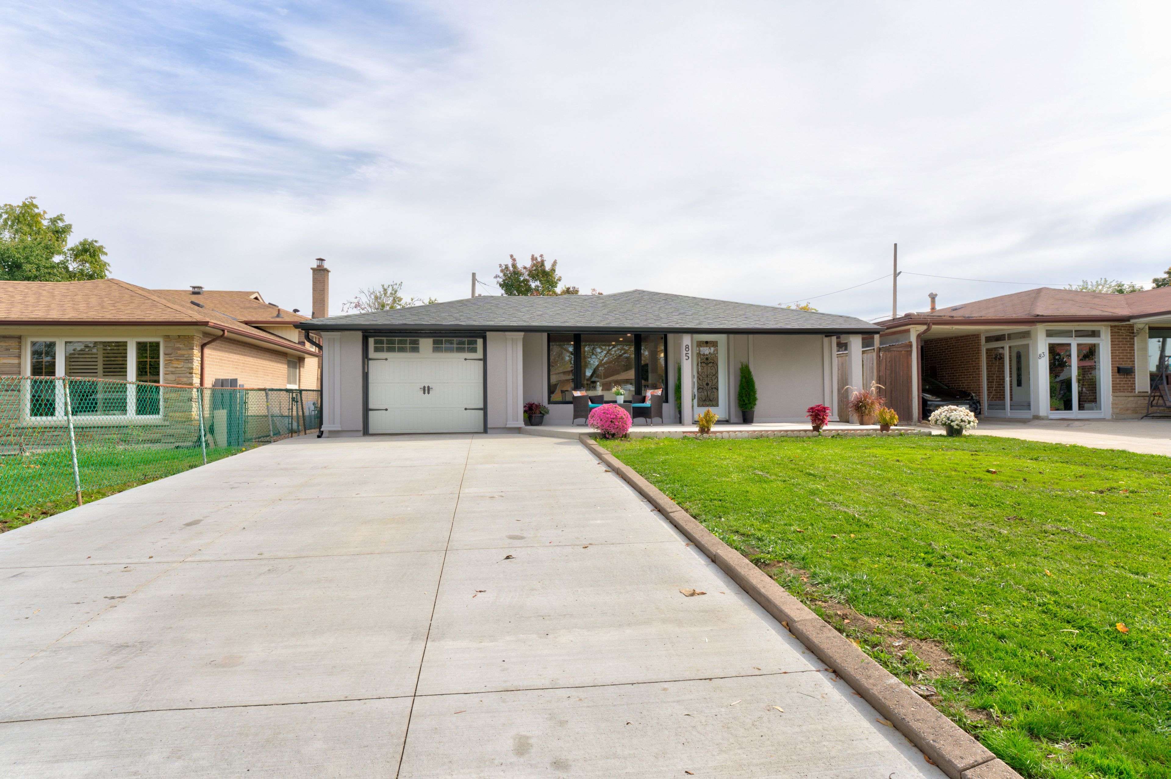 85 Silverstone DR, Toronto W10, ON M9V 3G4