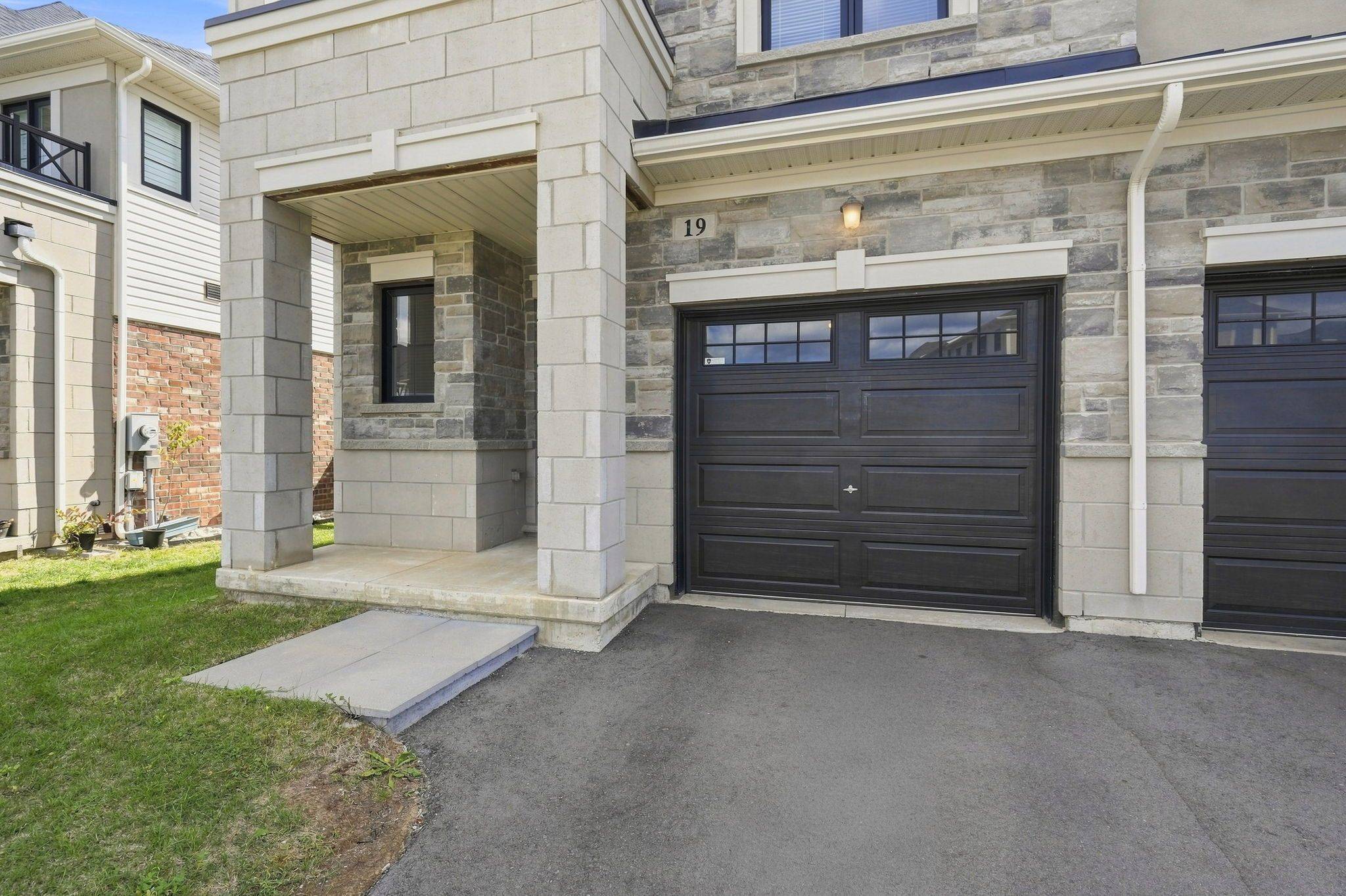 19 Mia DR, Hamilton, ON L9B 0K1